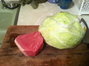 前天领的助农包菜现已上桌啦！再来一盘萝卜炒牛肉便是我和孩子们的晚餐！简简单单又一餐！